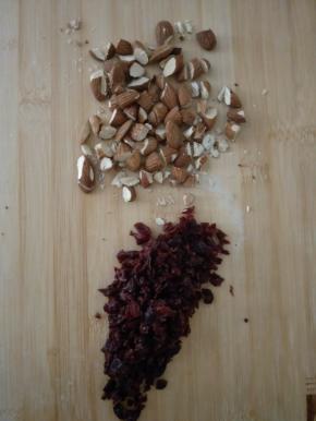 杏仁入烤箱150度烤10分钟，烤香脆，放凉切碎，蔓越莓干切碎，备用