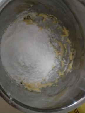 黄油软化，加糖粉打发至颜色发白体积膨大