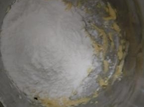 黄油软化，加糖粉打发至颜色发白体积膨大