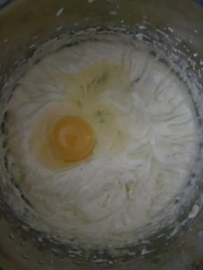 分次加入鸡蛋，每次搅打均匀后再加下一次