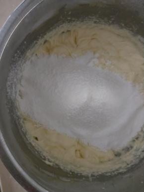 低筋面粉过筛加入，翻拌均匀