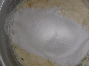 低筋面粉过筛加入，翻拌均匀