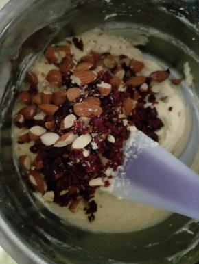 加入切好的蔓越莓干和杏仁，翻拌均匀