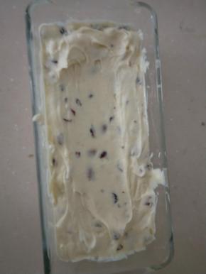 拌匀的面糊倒入法焙客玻璃磅蛋糕模具中，将表面抹平