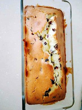 放入烤箱中150度烤30分钟，表面自然开裂花纹很漂亮，玻璃模具便于随时观察成熟度