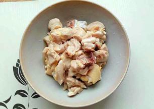 鸡腿洗净剁成鸡块