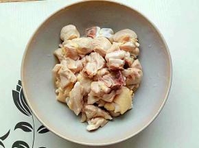鸡腿洗净剁成鸡块