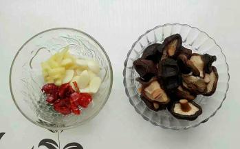 干辣椒切段，大蒜一分为二，姜切条，香菇提前用水泡发挤干水分