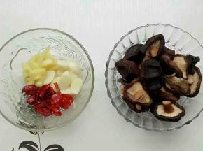 干辣椒切段，大蒜一分为二，姜切条，香菇提前用水泡发挤干水分