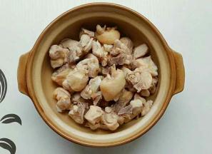 锅里烧热水，把鸡块放进去焯水，捞出备用