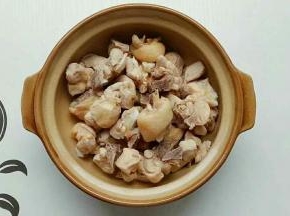 锅里烧热水，把鸡块放进去焯水，捞出备用