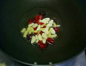 锅里倒适量油，放入八角，香叶，花椒，蒜，干辣椒，姜煸炒