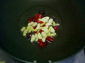 锅里倒适量油，放入八角，香叶，花椒，蒜，干辣椒，姜煸炒