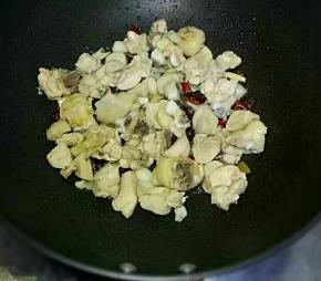 倒入鸡块翻炒至有些微黄