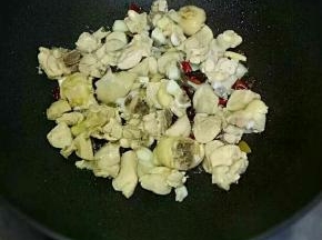 倒入鸡块翻炒至有些微黄