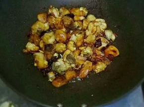 加入料酒、蚝油、生抽、老抽翻炒均匀