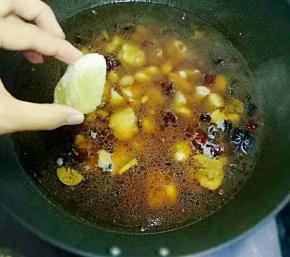 加入开水，水要没过鸡块，放一块冰糖