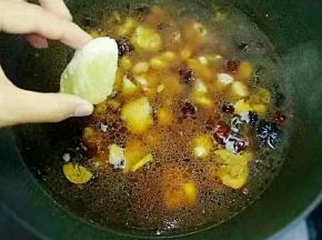 加入开水，水要没过鸡块，放一块冰糖