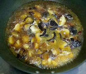 加入香菇，大火煮开转小火炖40分钟（具体时间根据情况自己调整哈）