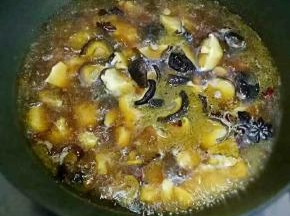 加入香菇，大火煮开转小火炖40分钟（具体时间根据情况自己调整哈）