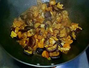 水也快焖干了，尝了一块鸡肉很入味了，我又加了一点盐，（如果自己尝了感觉咸淡正好就不用放盐了），放了些鸡精翻炒均匀出锅