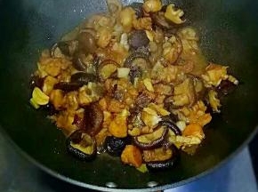 水也快焖干了，尝了一块鸡肉很入味了，我又加了一点盐，（如果自己尝了感觉咸淡正好就不用放盐了），放了些鸡精翻炒均匀出锅