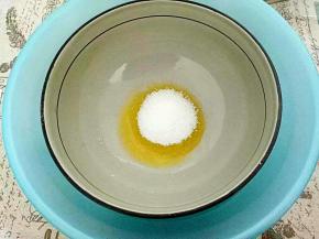 黄油融化，加入细砂糖