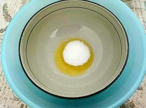 黄油融化，加入细砂糖