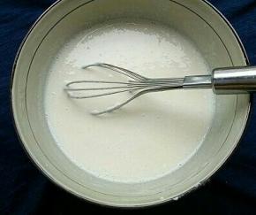 加入糯米粉、玉米淀粉、牛奶搅拌成面浆