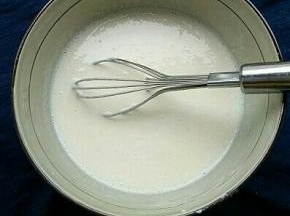加入糯米粉、玉米淀粉、牛奶搅拌成面浆