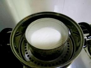 盖上保鲜膜上锅蒸15分钟