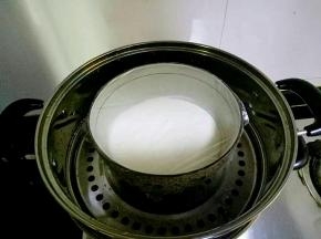 盖上保鲜膜上锅蒸15分钟