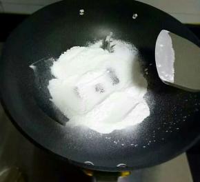 用不粘锅将50克糯米粉炒熟，小火慢慢炒至微黄即可