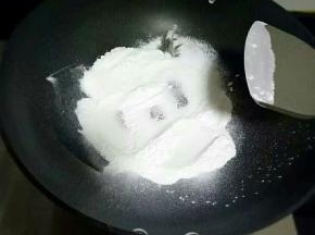 用不粘锅将50克糯米粉炒熟，小火慢慢炒至微黄即可