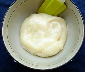 蒸好的糯米是透明的，拌均匀后装入保鲜袋晾凉