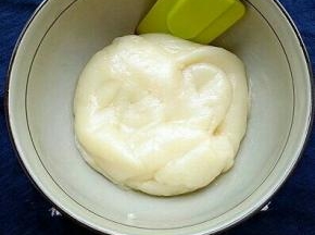 蒸好的糯米是透明的，拌均匀后装入保鲜袋晾凉