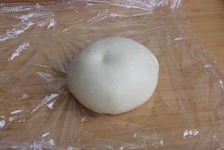 所有材料混合揉出光滑出膜的面团。