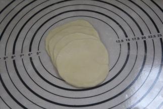 用擀面杖全部擀成薄片，四片摆一起。