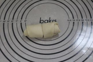 从里往外卷起。中间切开。