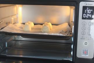 拿出刷蛋液，撒上椰丝。烤箱预热170°，20分钟。上火170，下火140。上色后加盖锡纸。