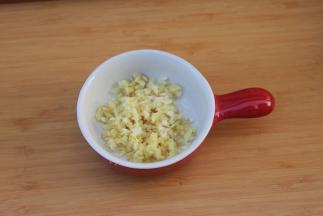 姜蒜全部切碎米。