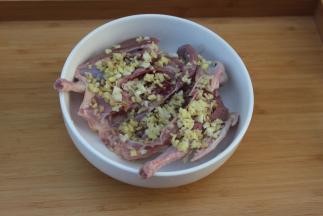 均匀撒在乳鸽上面。