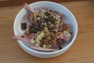 加入所有粉类和耗油生抽。