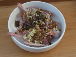 加入所有粉类和耗油生抽。