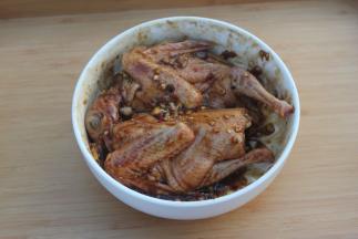 用手里外均匀抓开。放冰箱腌制一晚上，大概10小时。