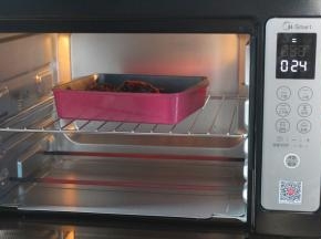 烤箱预热170°。选择旋转功能。40分钟。也可用旋转功能可以将乳鸽固定在烤叉烧烤，味道更好哟