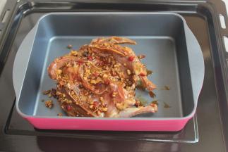 腌制好的乳鸽放烤盘里。