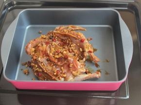 腌制好的乳鸽放烤盘里。