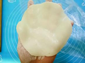 手上粘少许炒熟的糯米粉