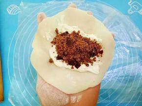 淡奶油加12克糖打发至有纹路，奥利奥饼干碎提前擀碎，放上淡奶油和饼干碎